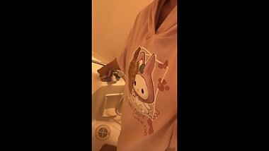 Cute College Girl Masturbates while Soaking Wet all Over. Amateur