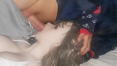 Me aprovecho de su garganta profunda mientras ella duerme