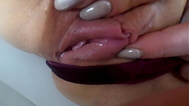 МОЕТ И БРЕЕТ СВОЮ КИСКУ В ВАННЕ КРУПНЫМ ПЛАНОМ!!!